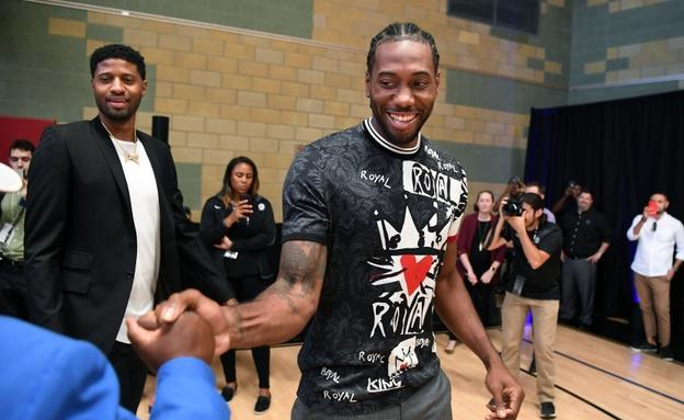 拉普拉塔大学生抗议阿足协新规，背身列队迎接联赛冠军罗萨里奥（不满阿足协新规，拉普拉塔大学生背对列队致意联赛冠军罗萨里奥）