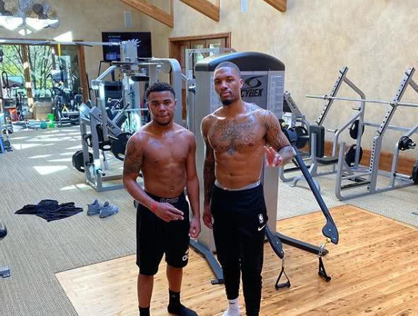 早报：拜仁的四线一十六胜，在我的肩膀上扛着！（早报：拜仁四线斩获16胜，我一肩扛起！）