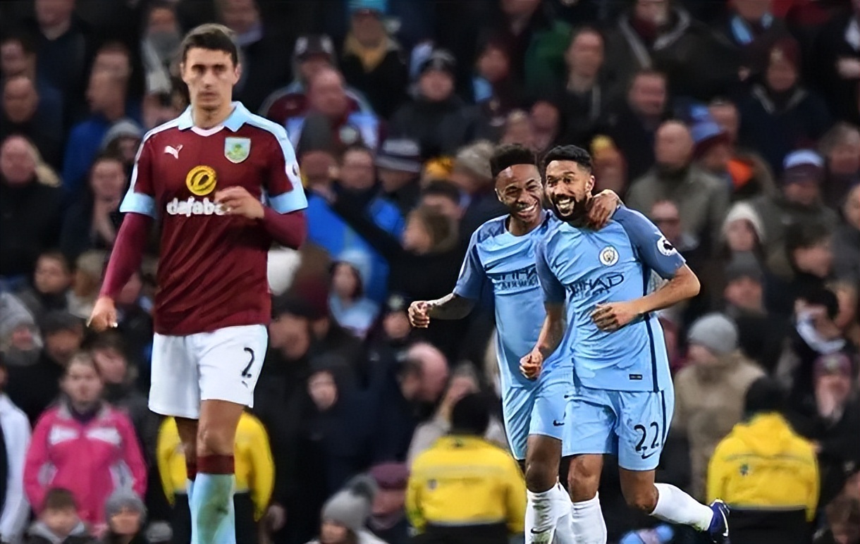 梅西捧起美职联冠军奖杯时，站在一旁的穆勒露出了最真挚的笑容（梅西登顶美职联捧杯时，穆勒在一侧绽放出最真挚的笑意）