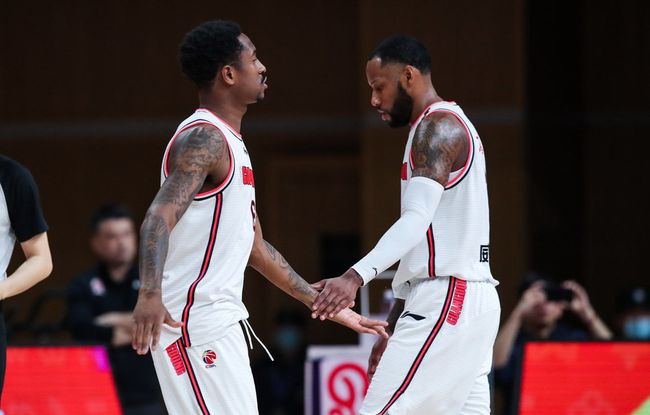 半场战报-独行侠手握6分领先 浓眉克莱合砍42分 鹈鹕三人上双（半场快讯：独行侠领先6分，浓眉与克莱合计42分，鹈鹕三人得分上双）