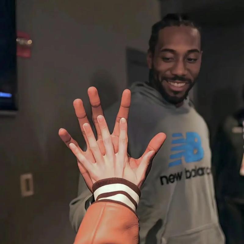 科尔：霍福德参加了今日全部训练 坐骨神经痛问题已痊愈（科尔：霍福德今日全程参与训练，坐骨神经痛已康复）