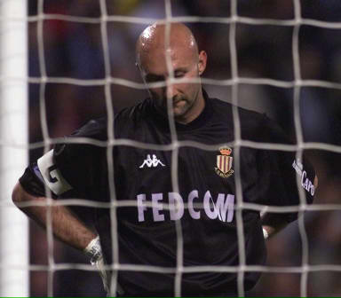 克内克特取代东契奇首发出战，下半场表现略显不足（克内克特顶替东契奇首发，下半场发挥平平）