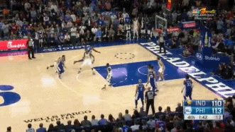 阿斯顿维拉在埃梅里带领下强势冲击英超争冠，与阿森纳激烈争夺榜首。（埃梅里率领阿斯顿维拉强势冲击英超冠军，与阿森纳上演榜首对决）