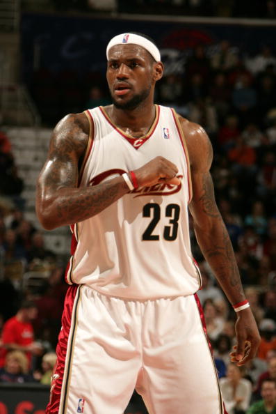 媒体人谈小杨被打脸但没吹：原以为世上只有CBA裁判才能吹出种球（媒体人：小杨被打脸却无哨，原以为只有CBA裁判会这么判）