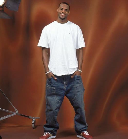 姆巴佩助攻卡马文加进球后，两人复刻昨日训练中的庆祝动作（卡马文加获姆巴佩妙传破门，两人赛场重现昨训庆祝动作）