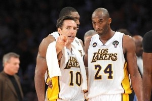 库里今日赛前入场穿加内特战靴，热身换上爱德华兹战靴（库里今日赛前入场先穿加内特战靴，热身阶段改穿爱德华兹战靴）