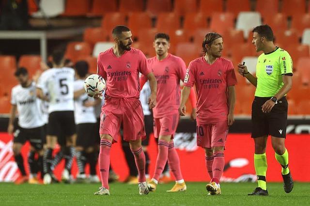 篮球篮网球员训练中展现高命中率（篮网球员训练场上投篮命中率惊人）