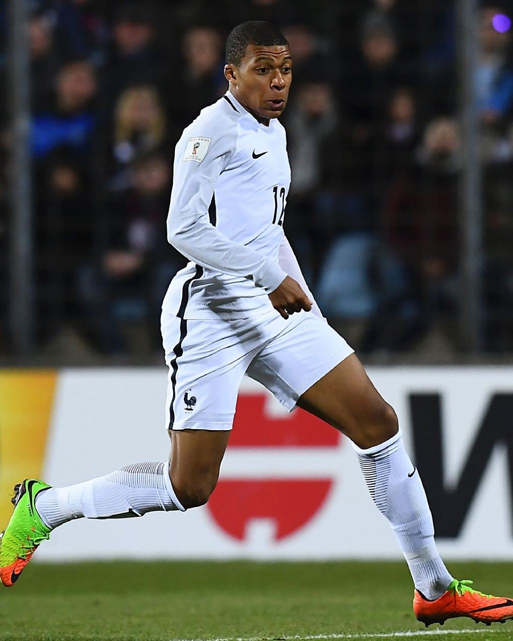 图片报：拜仁倾向于与诺伊尔续约一年，具体谈判或在冬窗敲定（图片报：拜仁意向与诺伊尔再续一年，冬窗或敲定谈判细节）